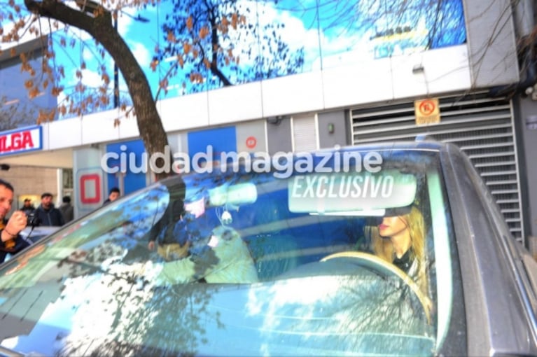 China Suárez chocó un auto estacionado al escapar de la prensa: las imágenes 