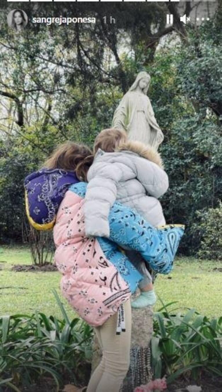 China Suárez compartió tiernas postales de sus hijas con una estatua de la Virgen: "Gracias"