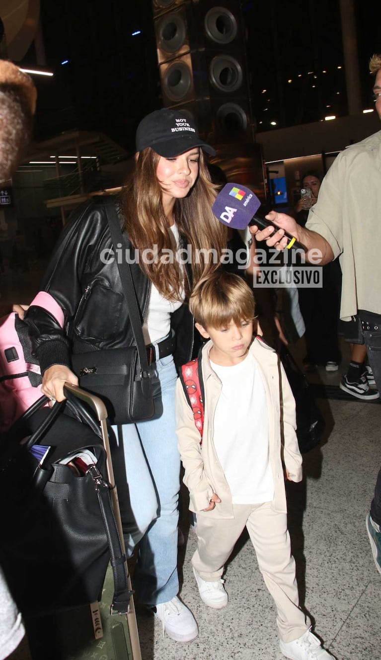 China Suárez con sus hijos en el Aeropuerto de Ezeiza (Foto: Movilpress)