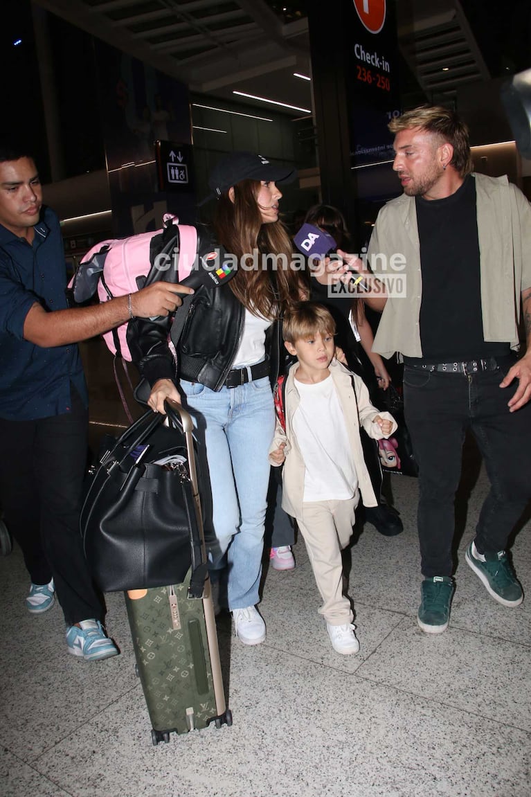 China Suárez con sus hijos en el Aeropuerto de Ezeiza (Foto: Movilpress)