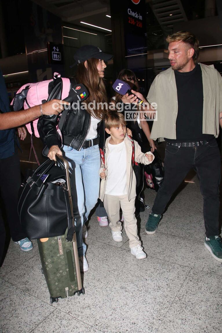 China Suárez con sus hijos en el Aeropuerto de Ezeiza (Foto: Movilpress)