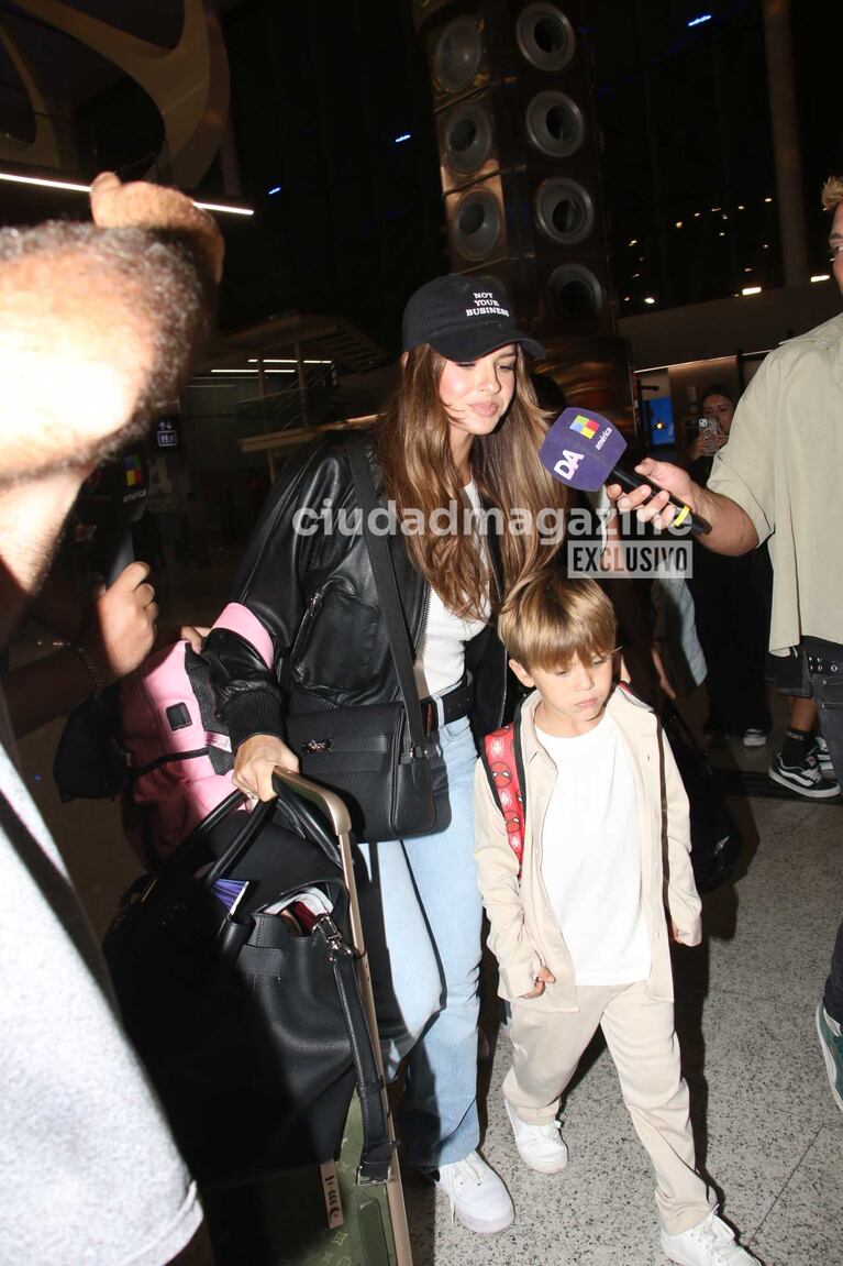 China Suárez con sus hijos en el Aeropuerto de Ezeiza (Foto: Movilpress)