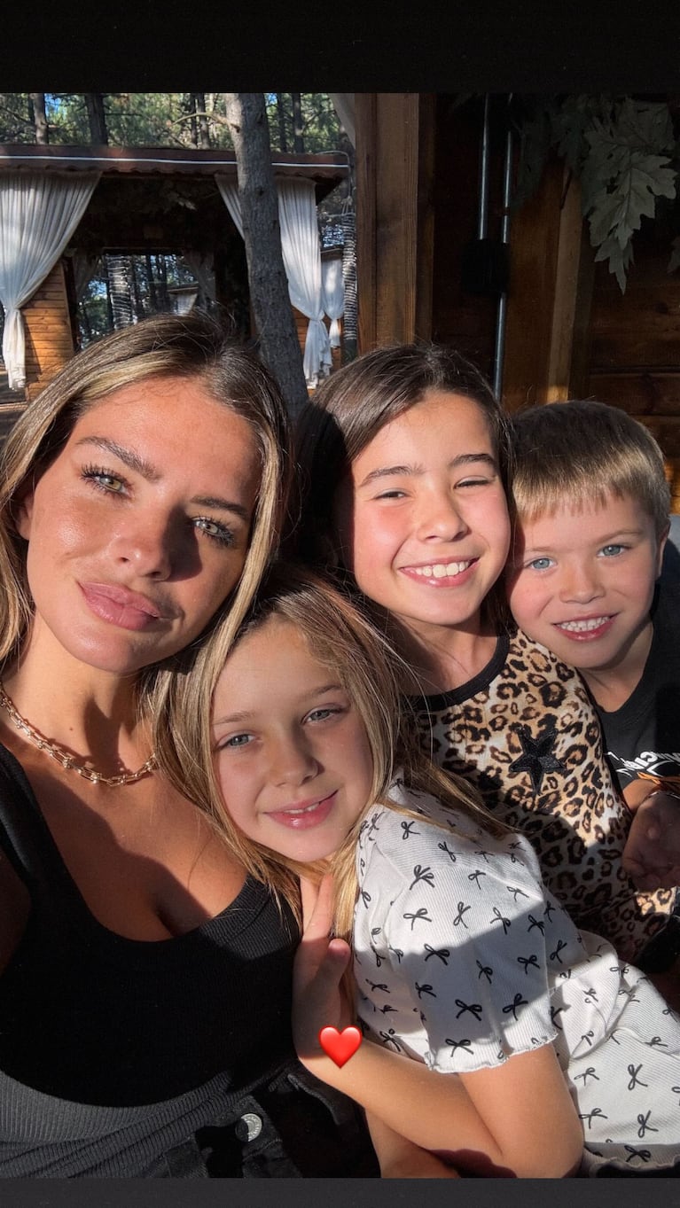 China Suárez con sus hijos. Fotos: Instagram @sangrejaponesa