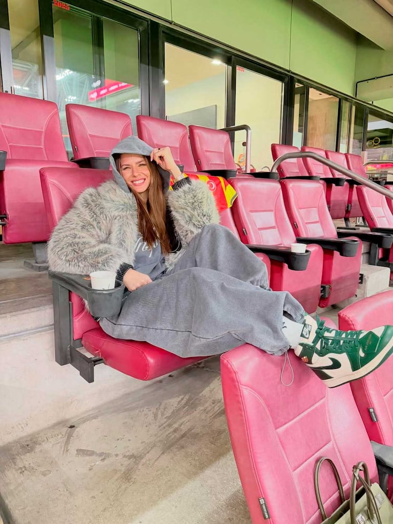 China Suárez en el estadio del Galatasaray (Foto: Instagram @sangrejaponesa)