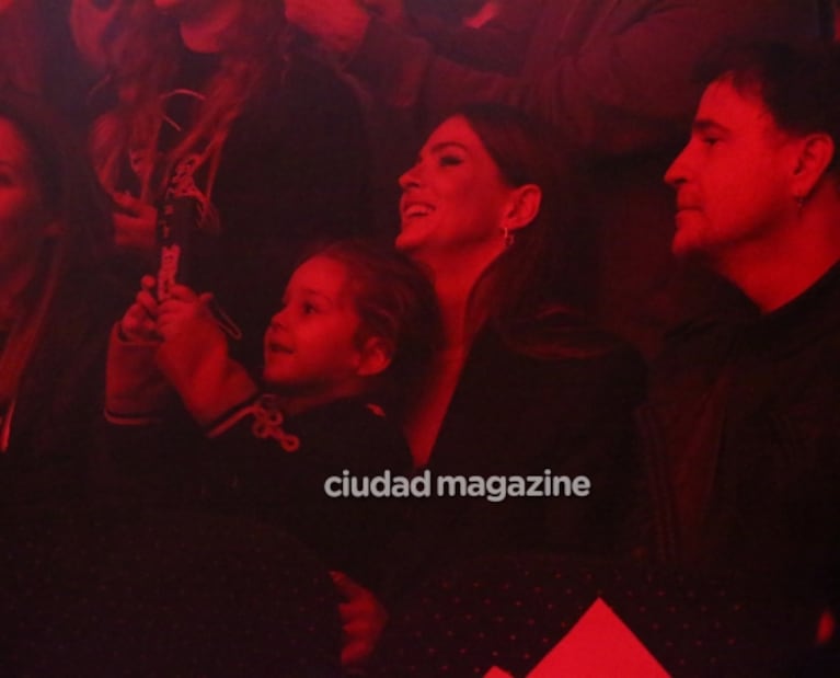 China Suárez fue al show de Rusherking con su hija Magnolia: las fotos de la actriz alentando a su novio en familia