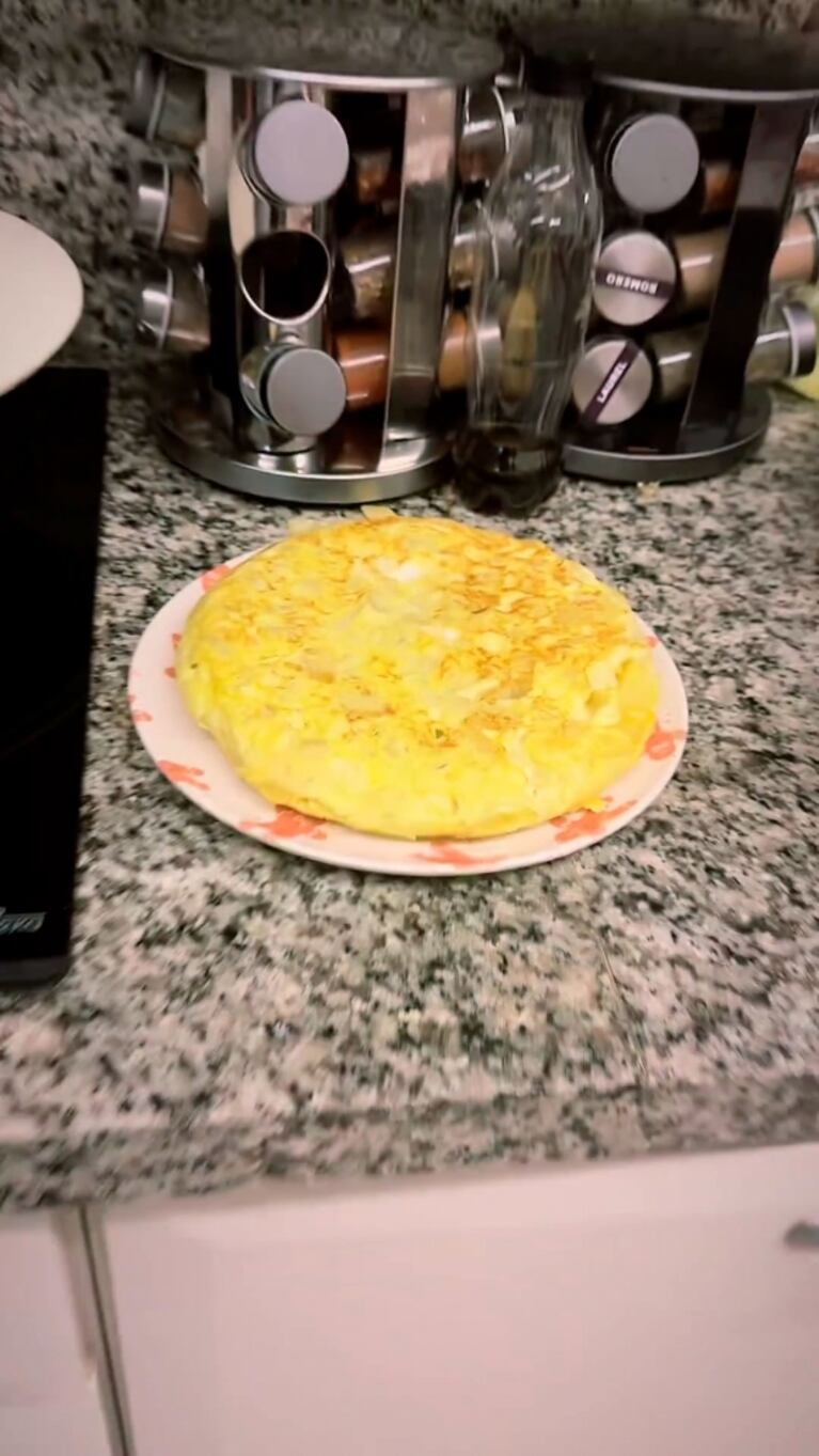 China Suárez hizo una mega tortilla de papas: el difícil emplatado y la reacción de su hija Magnolia