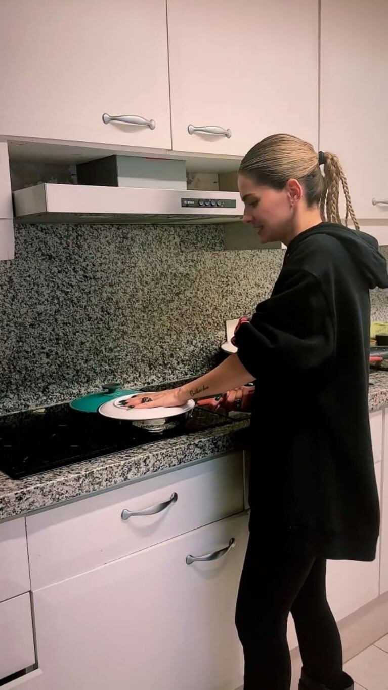 China Suárez hizo una mega tortilla de papas: el difícil emplatado y la reacción de su hija Magnolia