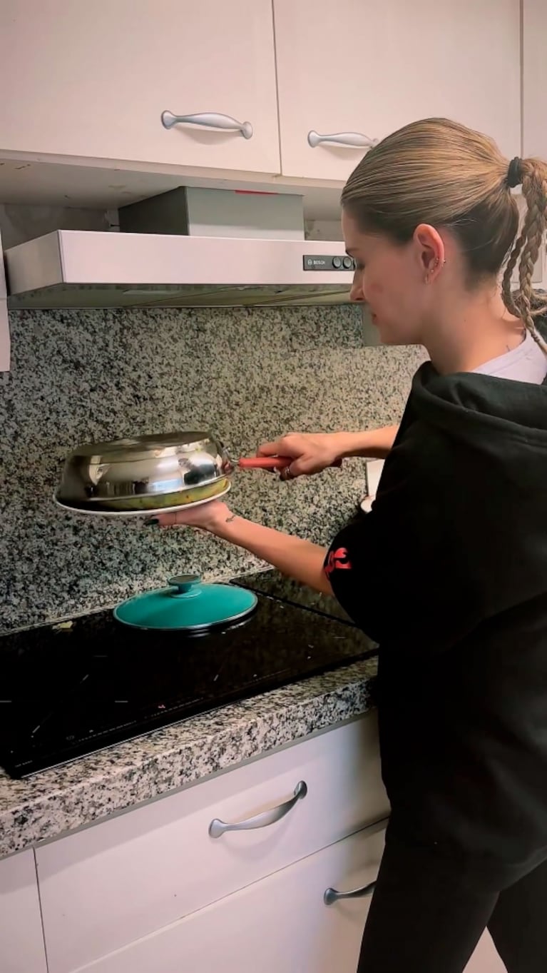 China Suárez hizo una mega tortilla de papas: el difícil emplatado y la reacción de su hija Magnolia