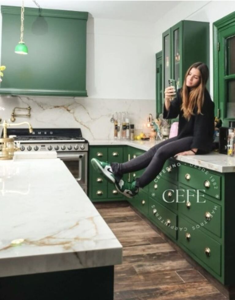China Suárez mostró cómo es su original y moderna cocina de color verde y dorado
