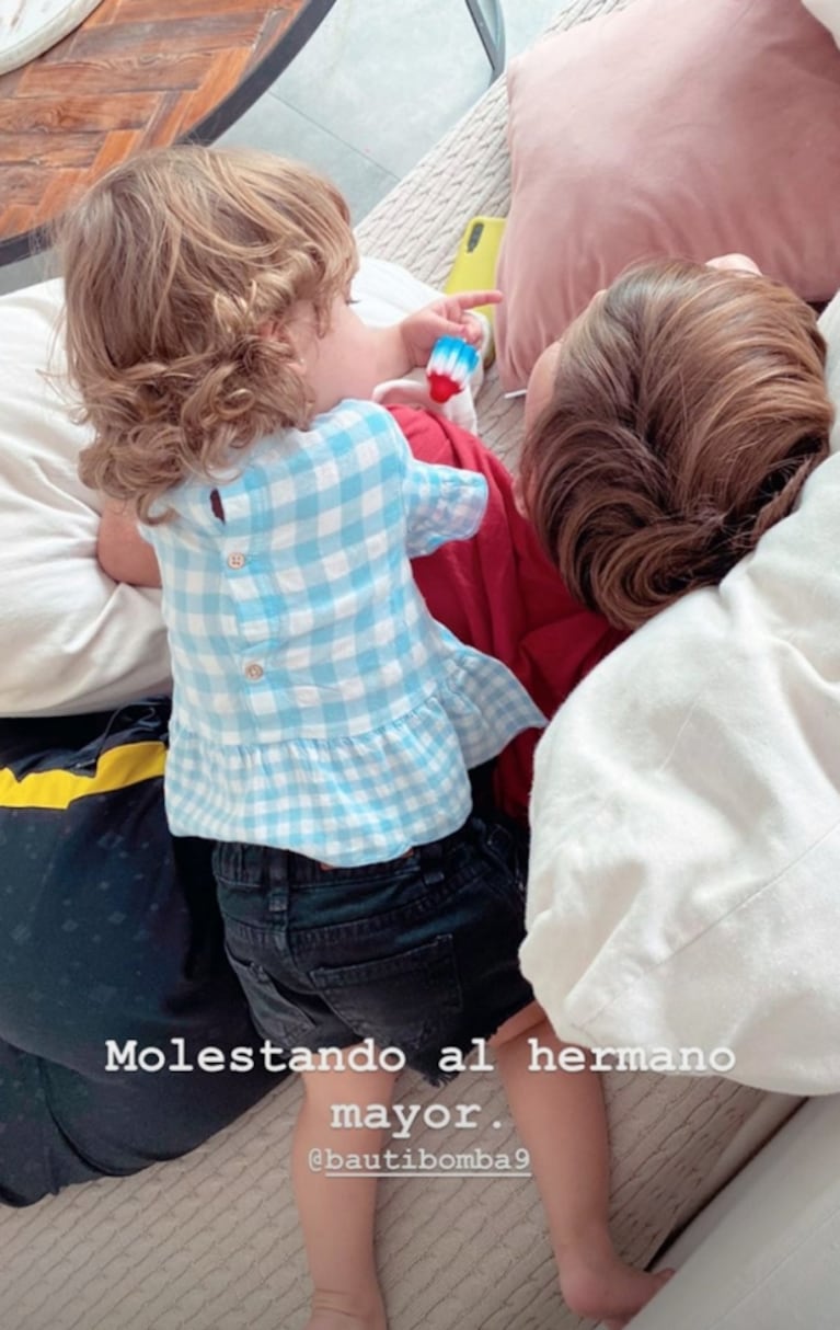 China Suárez publicó una tierna foto de entrecasa de la complicidad entre Bautista y Magnolia: "Molestando al hermano mayor"