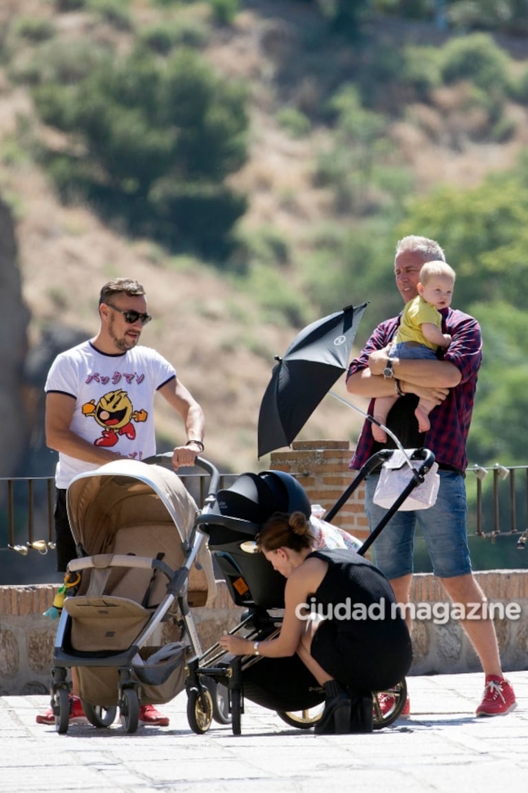 China Suárez y Marley, de paseo con sus hijos por Toledo... ¡y un accesorio top en el cochecito de Magnolia!