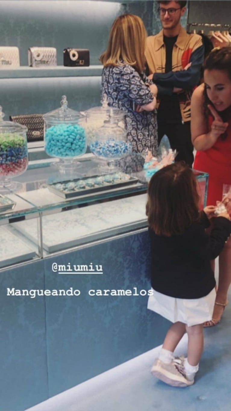 China Suárez y sus tiernas postales familiares en Madrid: "Mis compañeros incondicionales"