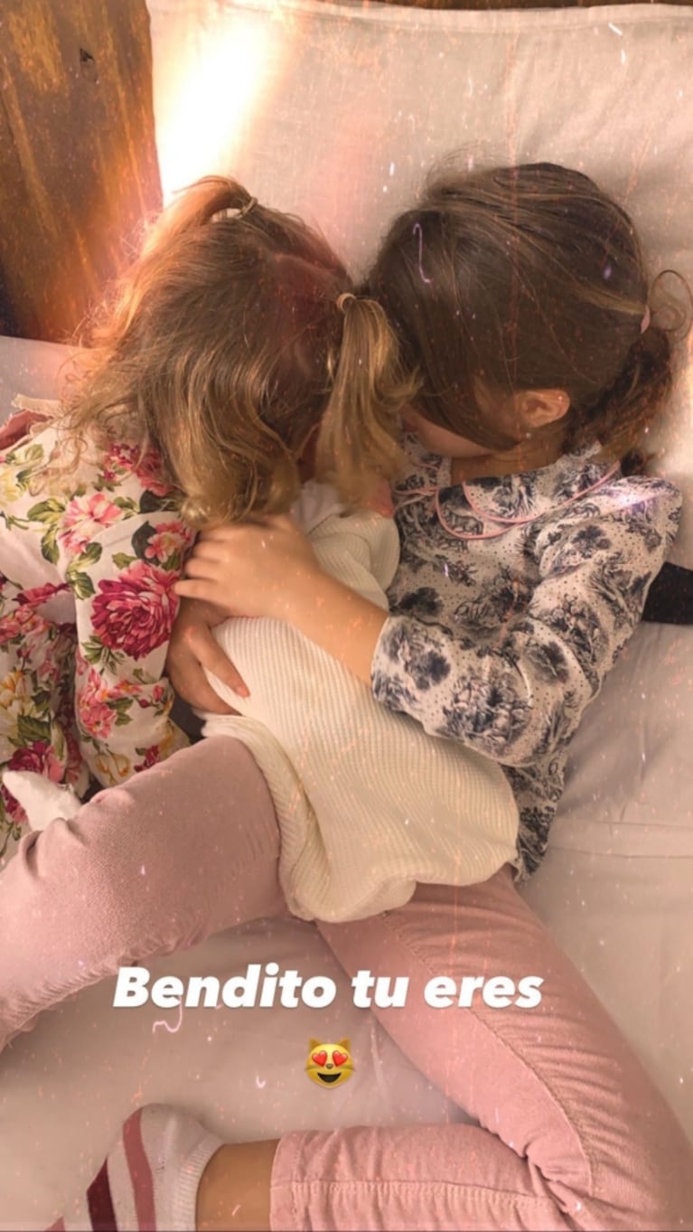 China Suárez y una tierna postal de sus dos hijas con el pequeño Amancio: "Bendito tu eres"