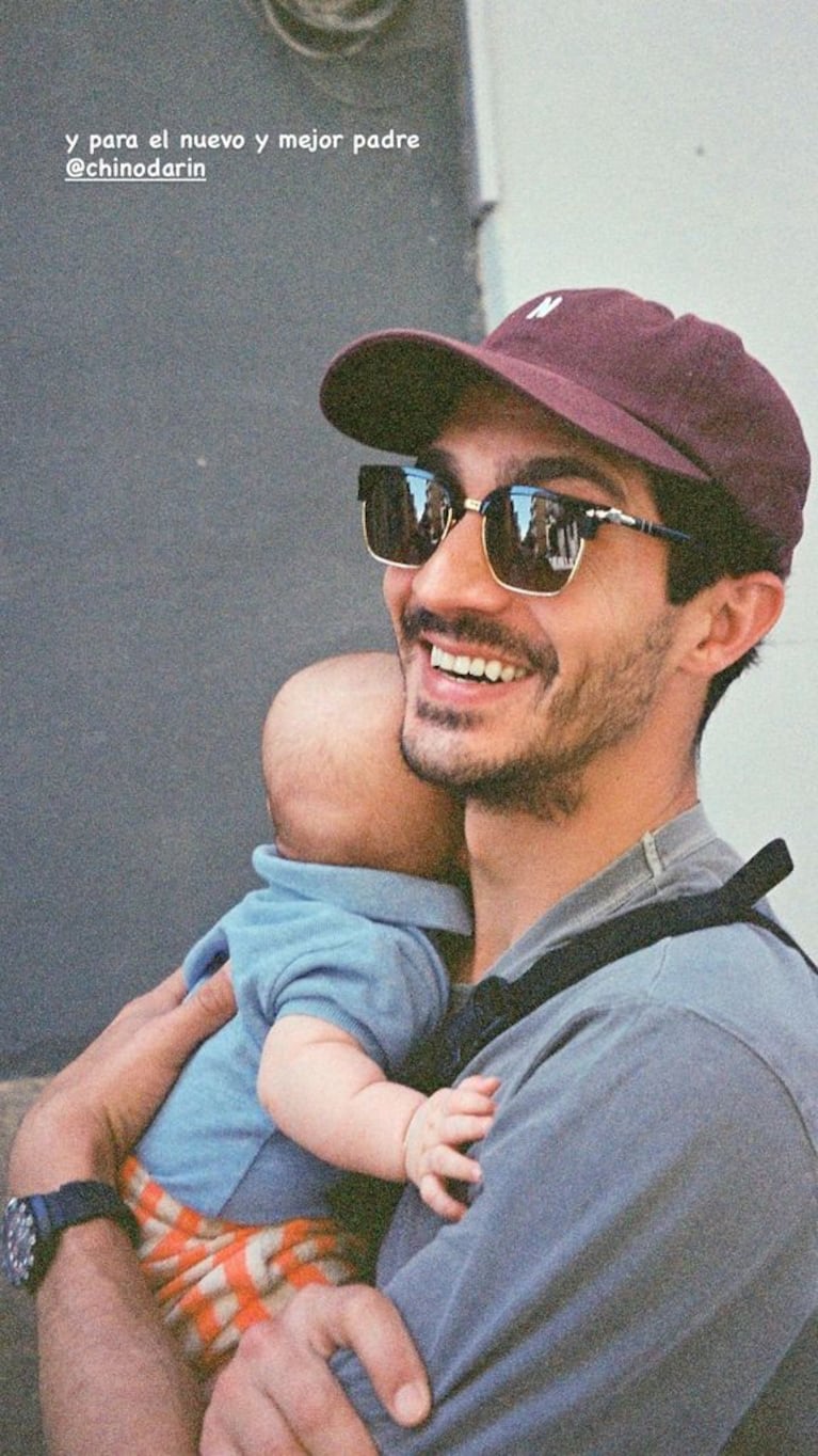 Chino Darín sosteniendo al pequeño Dante en brazos. Crédito: Instagram