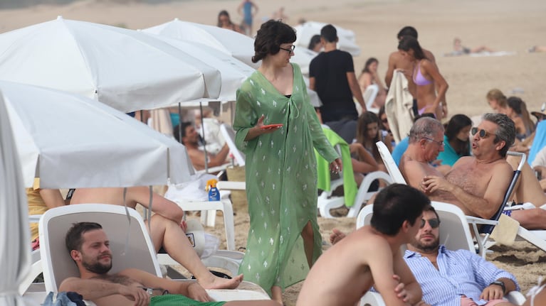 Chino Darín y Úrsula Corberó, romance esteño en las playas de Punta. (Foto: GMPress)