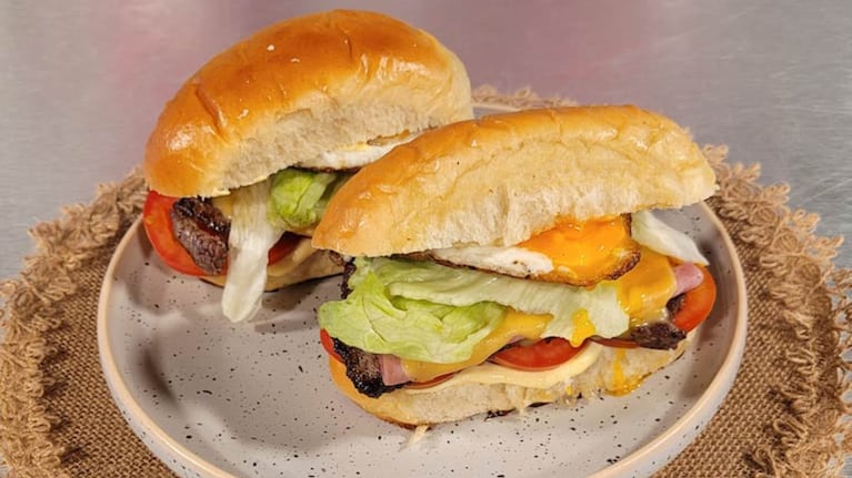 Chivito uruguayo en pan de pebete, un clásico que no falla. Foto: Cucinare TV