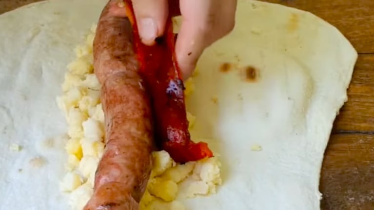 Choriwrap: se debe colocar el chorizo ya cocido con la muzzarella y el morrón dentro de la masa para terminar la receta. Foto: Cucinare TV
