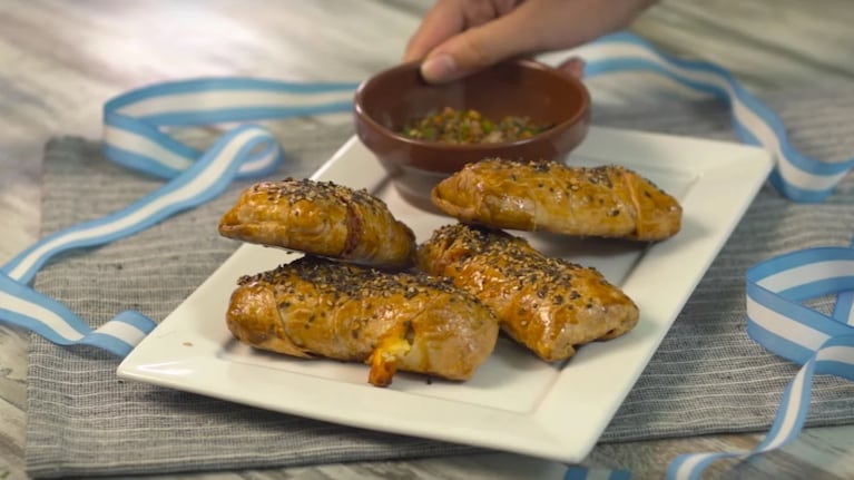 Chorizo de cerdo empanado con salsa criolla: la receta perfecta para los días de festejo