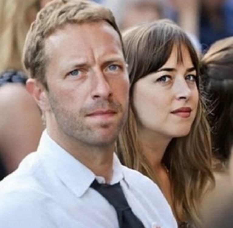 Chris Martin dejó a Dakota Johnson por WhatsApp y en su cumpleaños: "Estaba devastada"