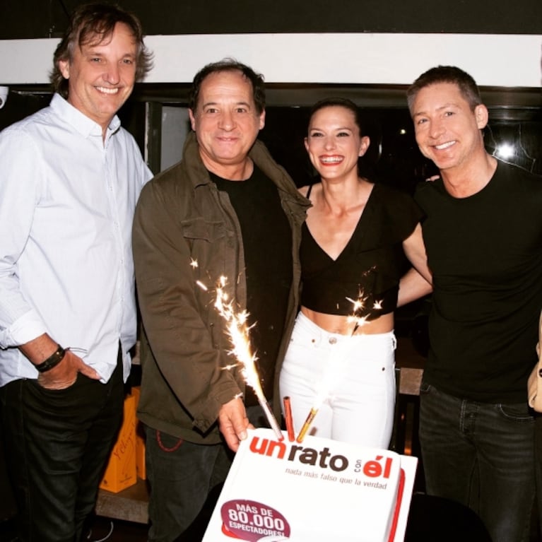¡Cien funciones! Adrián Suar, Julio Chavez y el elenco de Un rato con él celebraron el éxito teatral