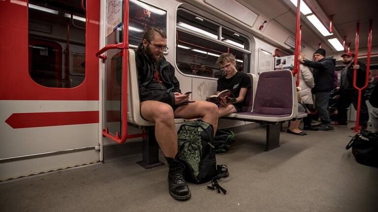 Cientos de personas tomaron el subte de Berlín en ropa interior