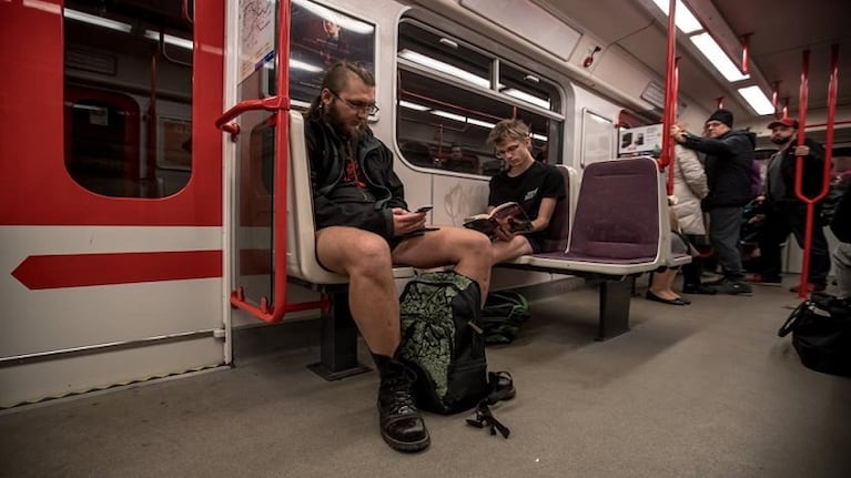 Cientos de personas tomaron el subte de Berlín en ropa interior