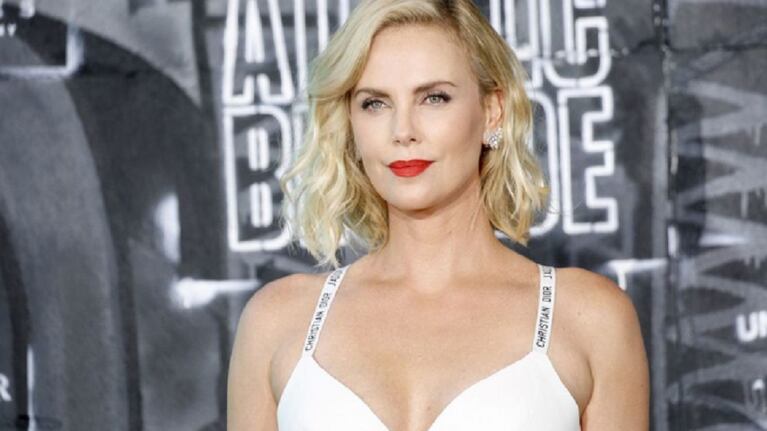 Cinco productos sin los que Charlize Theron no puede pisar la alfombra roja