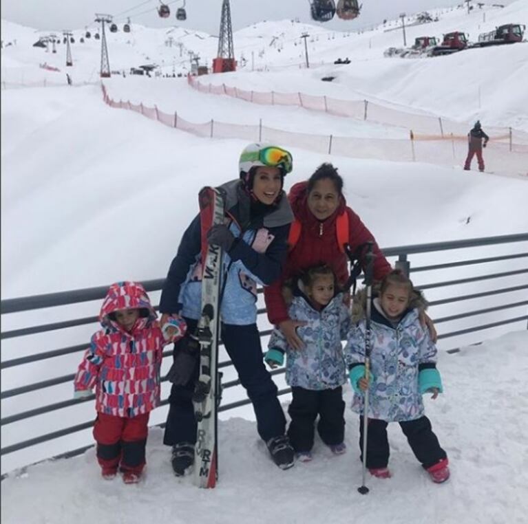 Cinthia Fernández, de vacaciones con sus hijas en la nieve: "Siento emoción por cumplirles este sueño"