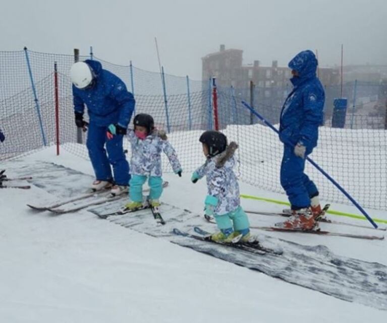 Cinthia Fernández, de vacaciones con sus hijas en la nieve: "Siento emoción por cumplirles este sueño"