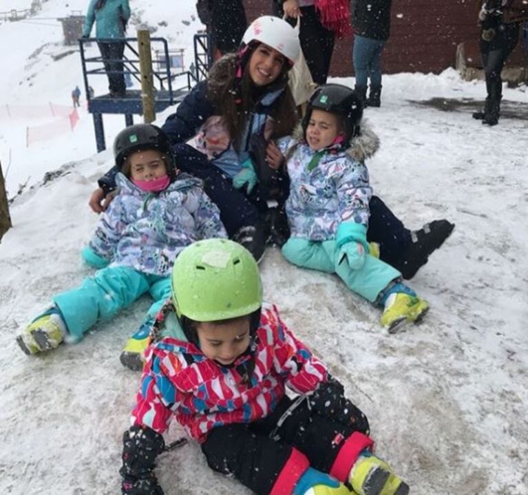 Cinthia Fernández, de vacaciones con sus hijas en la nieve: "Siento emoción por cumplirles este sueño"