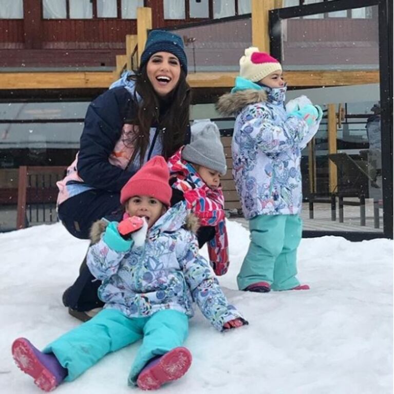 Cinthia Fernández, de vacaciones con sus hijas en la nieve: "Siento emoción por cumplirles este sueño"