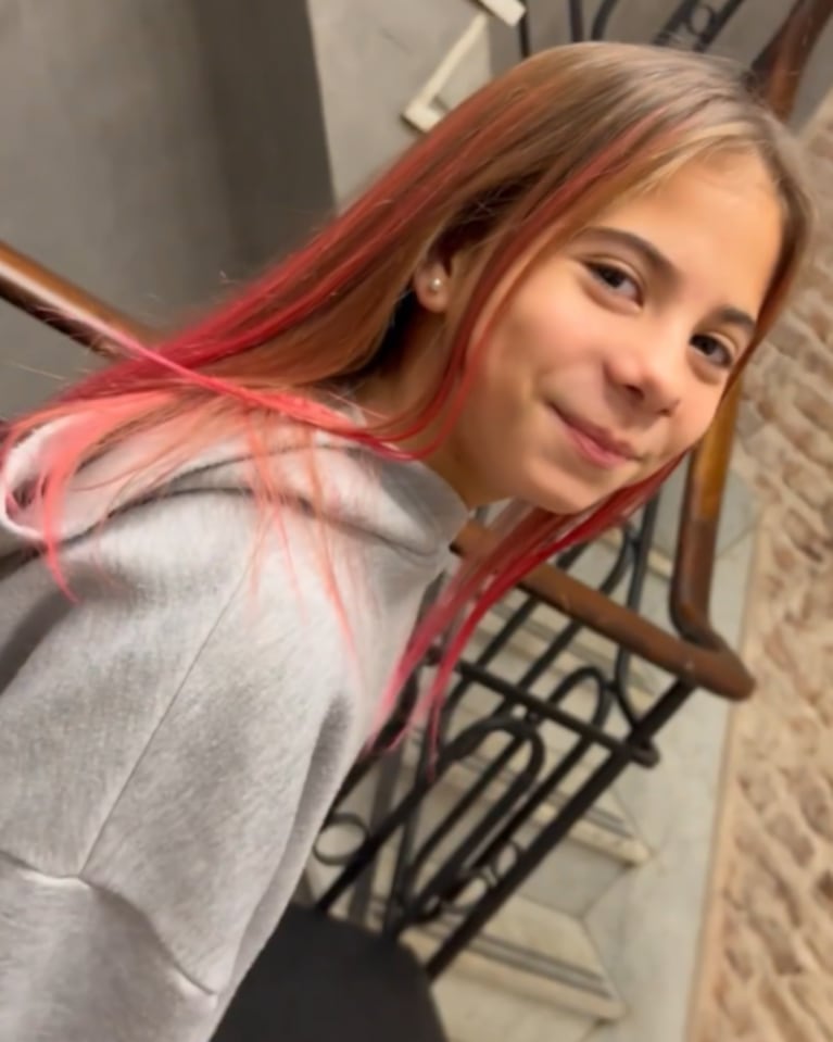Cinthia Fernández llevó a sus hijas a teñirse el cabello a la peluquería: el antes y el después