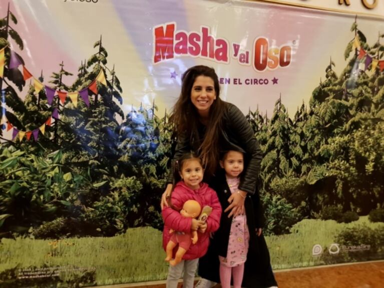 Cinthia Fernández, una mamá canchera disfrutando con sus pequeñas