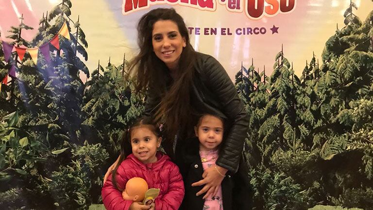 Cinthia Fernández, una mamá canchera disfrutando con sus pequeñas
