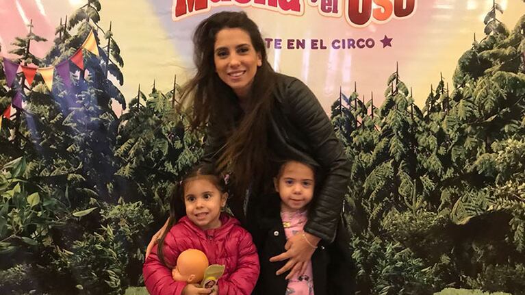 Cinthia Fernández, una mamá canchera disfrutando con sus pequeñas