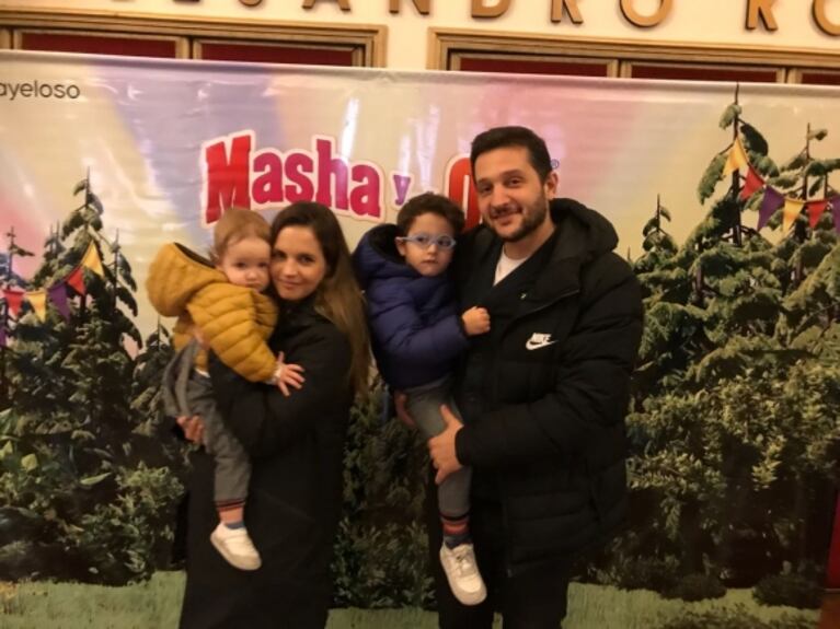 Cinthia Fernández, una mamá canchera disfrutando con sus pequeñas