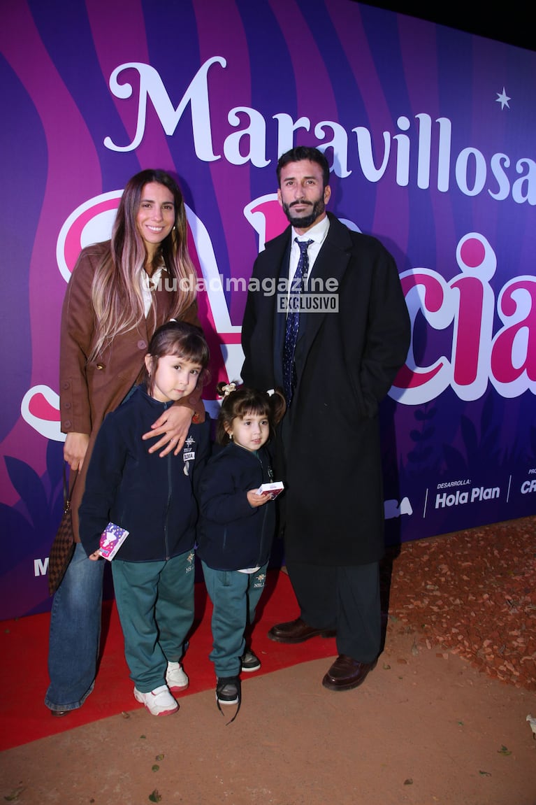 Cinthia Fernández y las hijas de Roberto Castillo en Maravillosa Alicia (Foto: Movilpress).