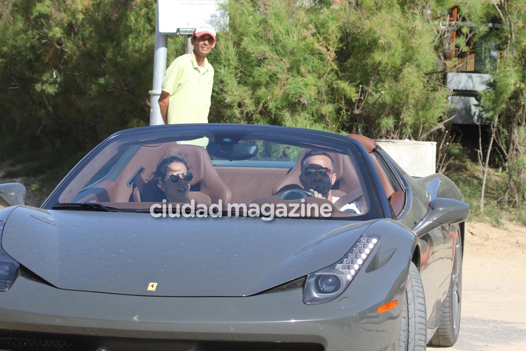 Cinthia Fernández y Martín Baclini pasearon su amor por Punta del Este a bordo de una Ferrari. (Foto: GM Press)
