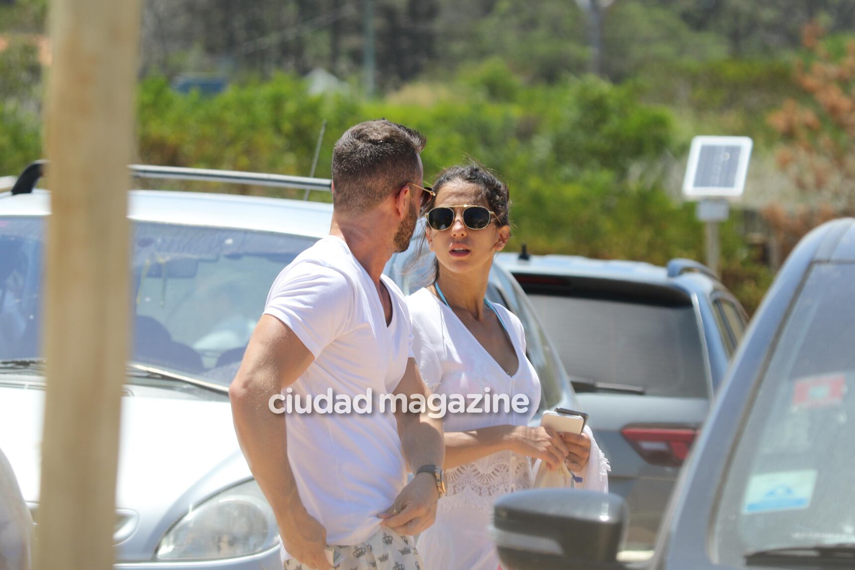 Cinthia Fernández y Martín Baclini pasearon su amor por Punta del Este a bordo de una Ferrari. (Foto: GM Press)