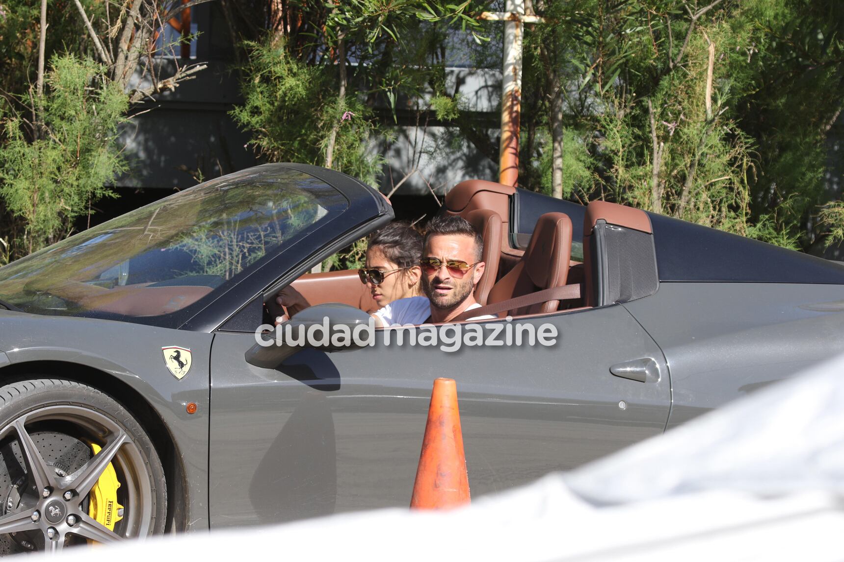 Cinthia Fernández y Martín Baclini pasearon su amor por Punta del Este a bordo de una Ferrari. (Foto: GM Press)