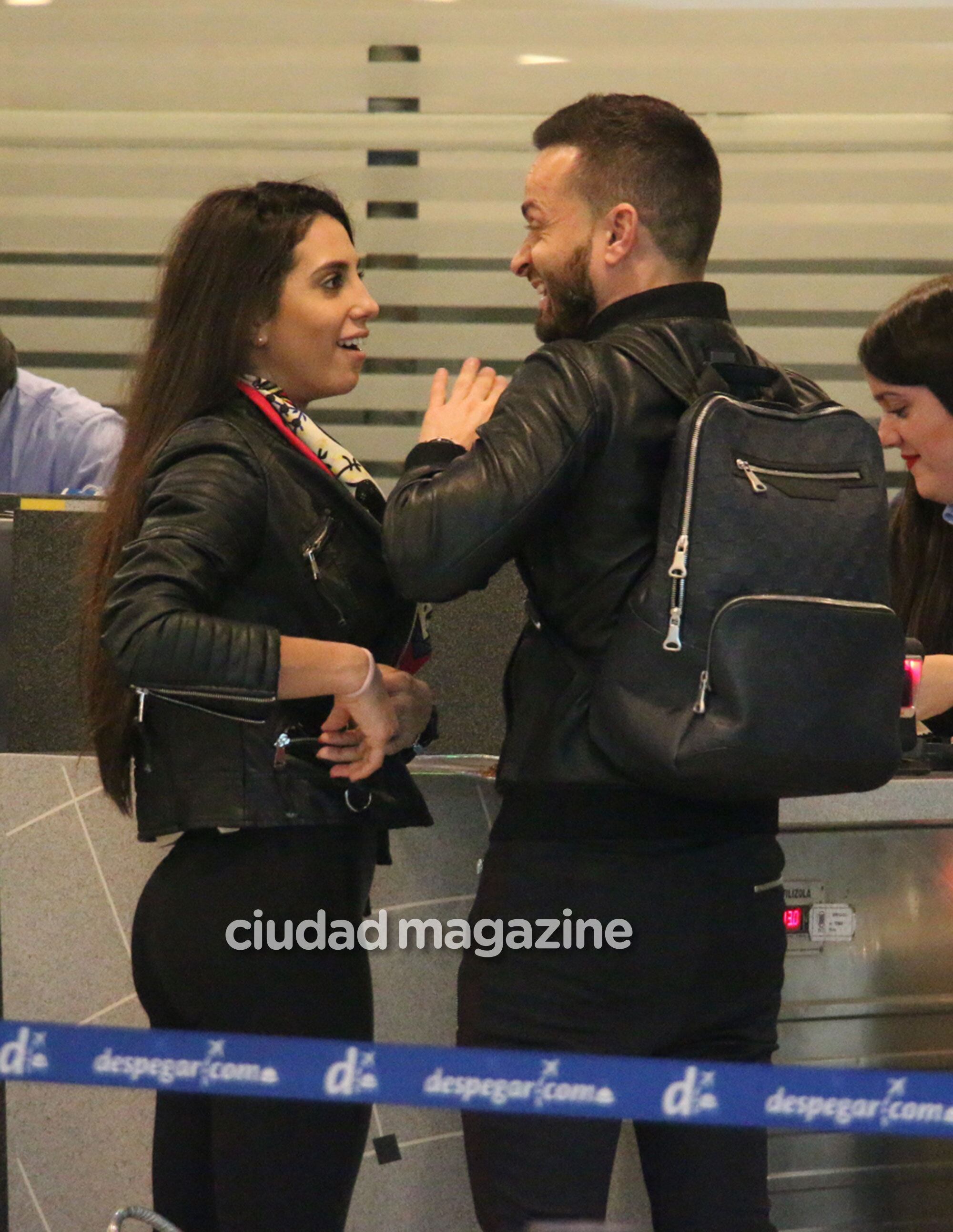 Cinthia Fernández y Martín Baclini, rumbo a sus primeras vacaciones juntos. (Foto: Movilpress)