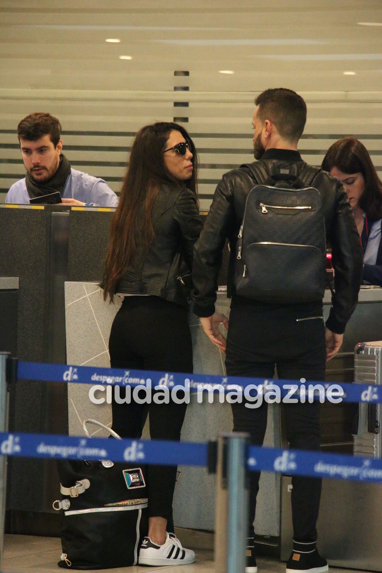 Cinthia Fernández y Martín Baclini, rumbo a sus primeras vacaciones juntos. (Foto: Movilpress)