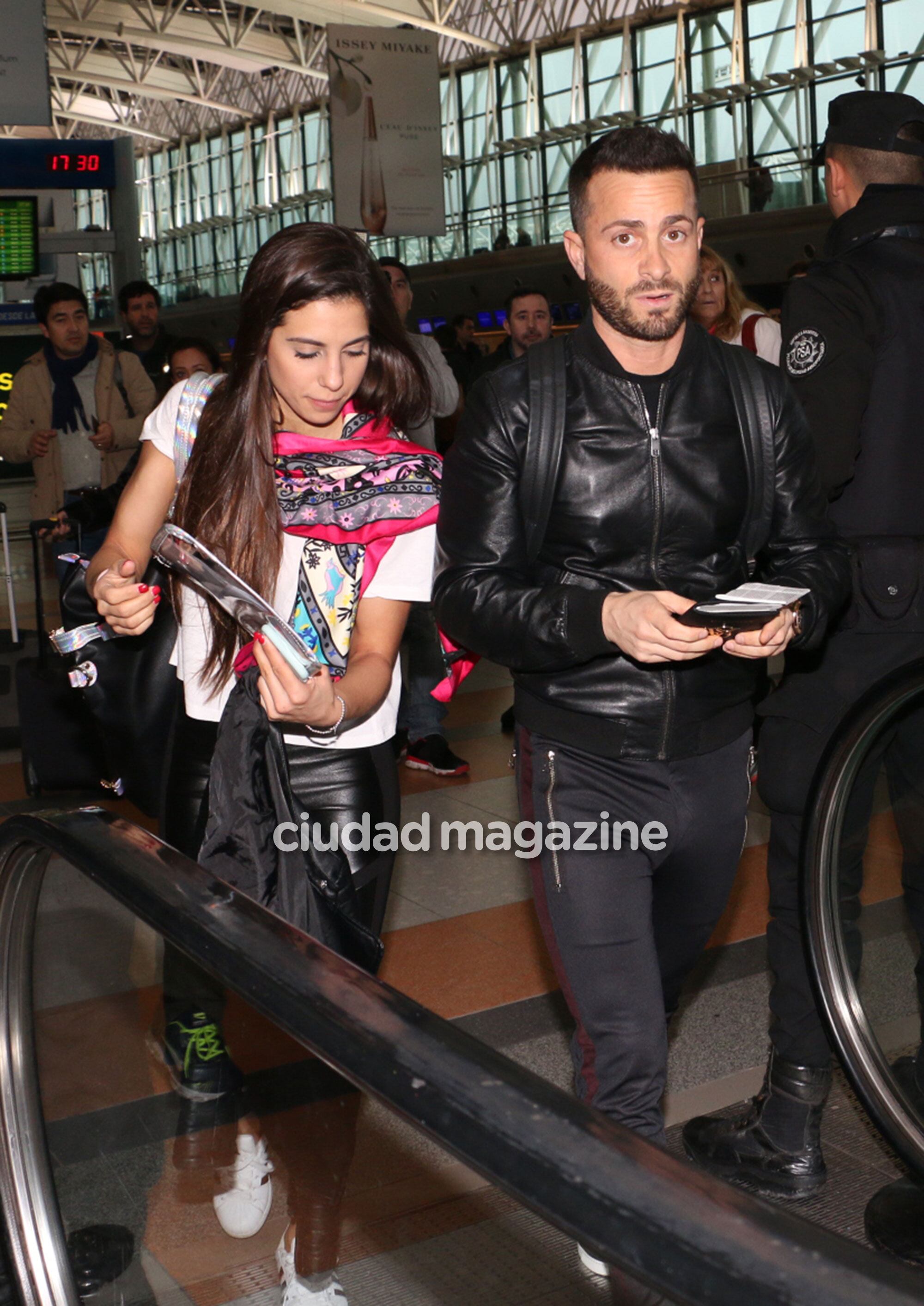 Cinthia Fernández y Martín Baclini, rumbo a sus primeras vacaciones juntos. (Foto: Movilpress)