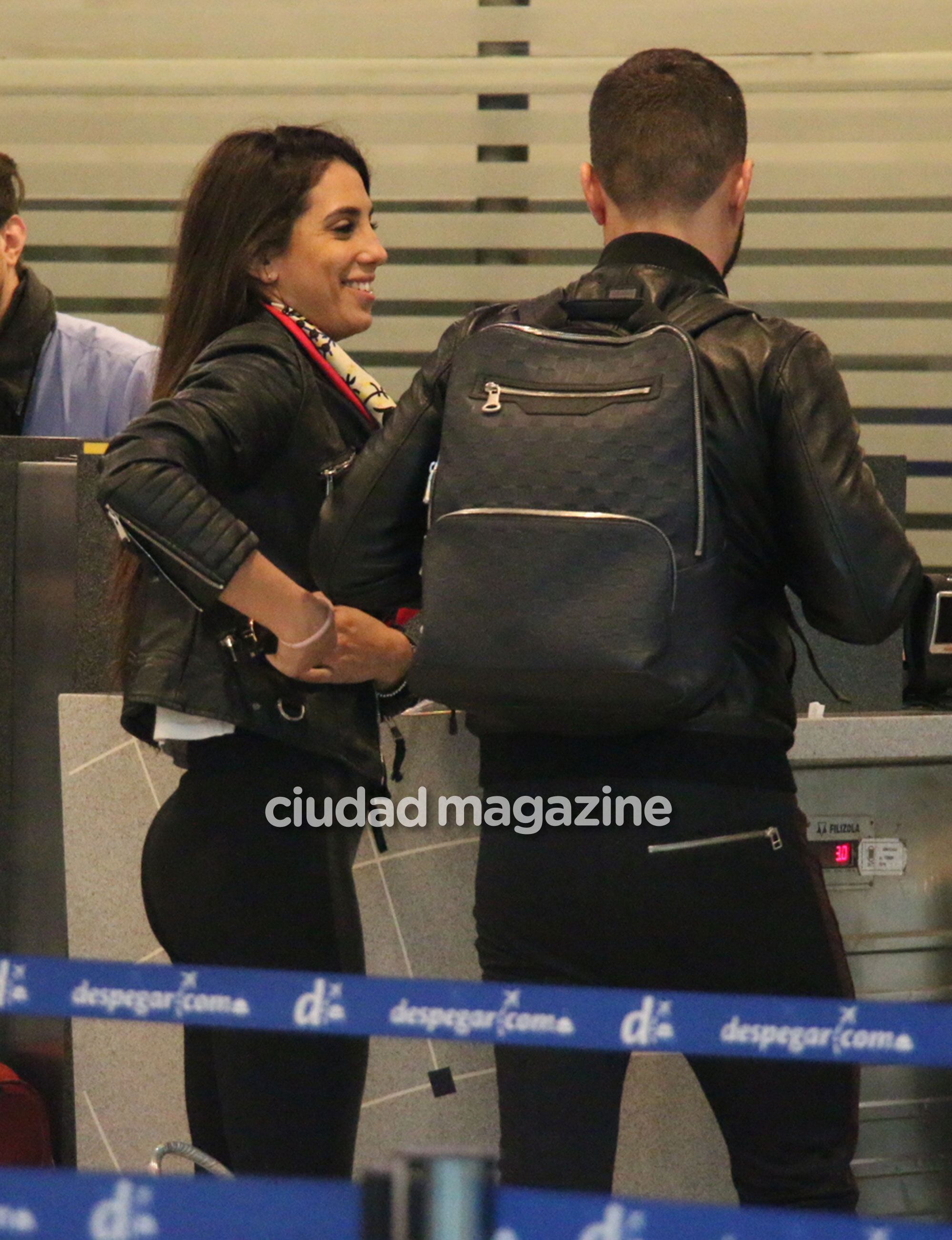 Cinthia Fernández y Martín Baclini, rumbo a sus primeras vacaciones juntos. (Foto: Movilpress)
