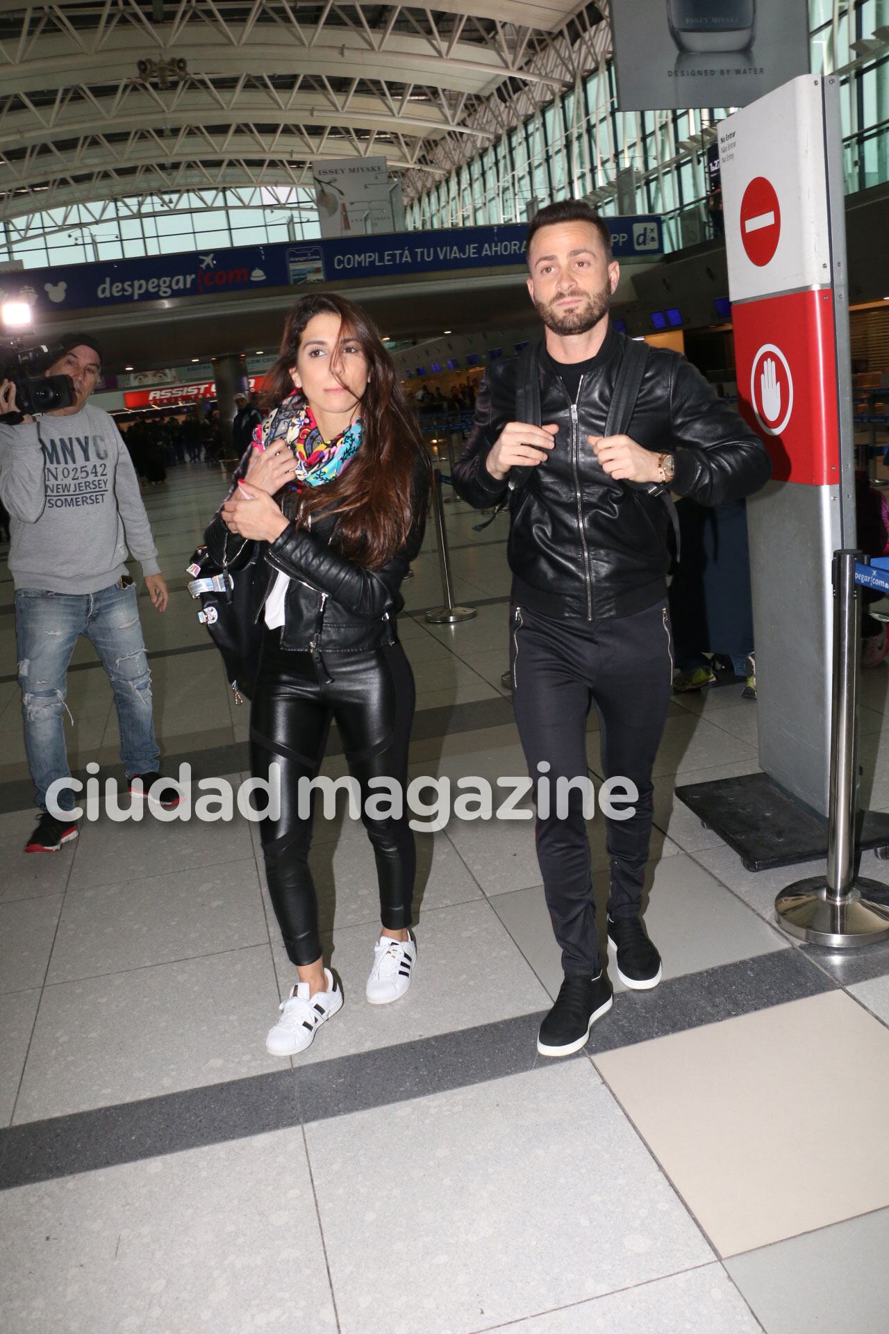 Cinthia Fernández y Martín Baclini, rumbo a sus primeras vacaciones juntos. (Foto: Movilpress)