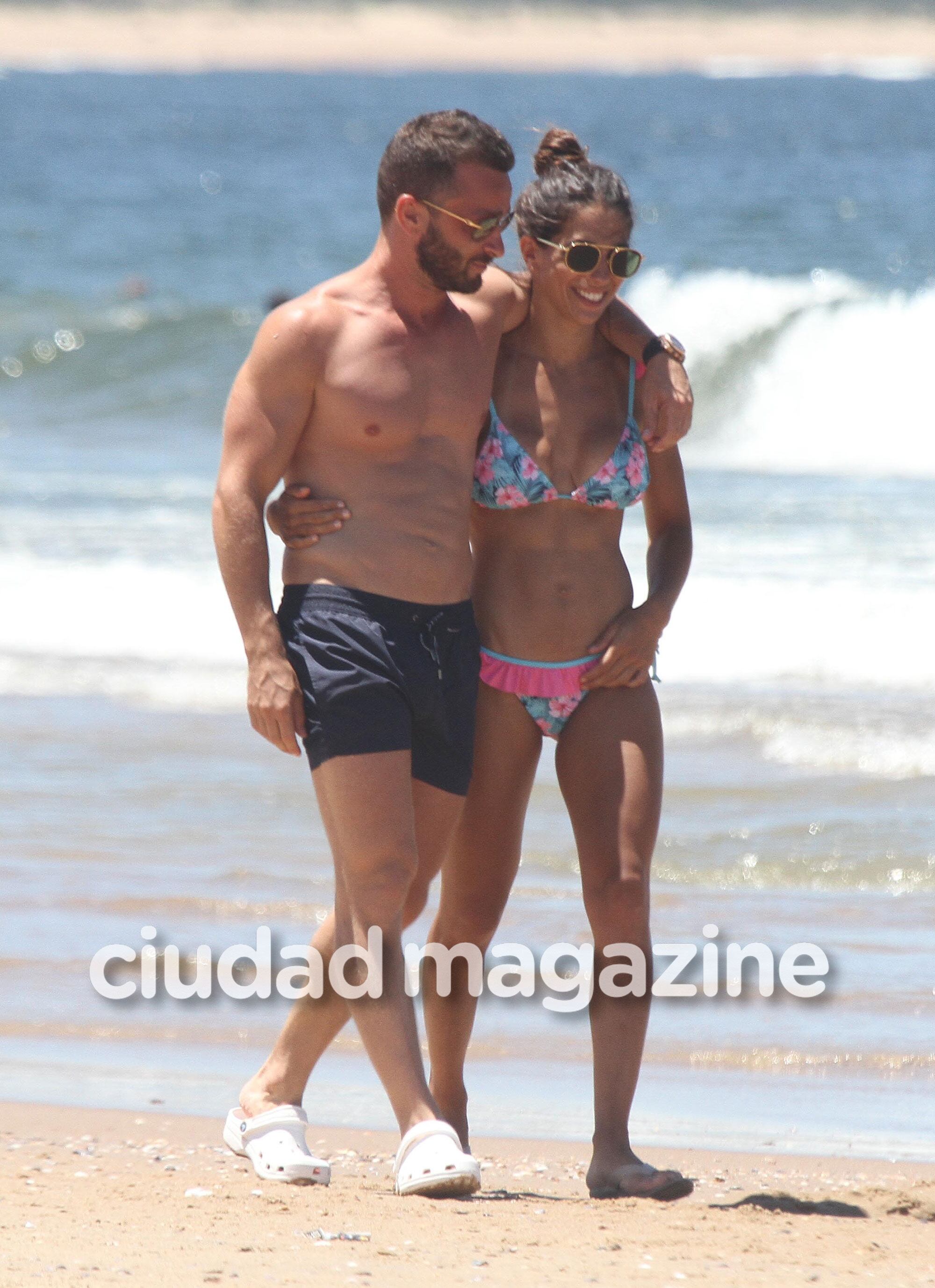Cinthia Fernández y Martín Baclini, súper mimosos y enamorados en las playas de Punta del Este. (Foto: GM Press)