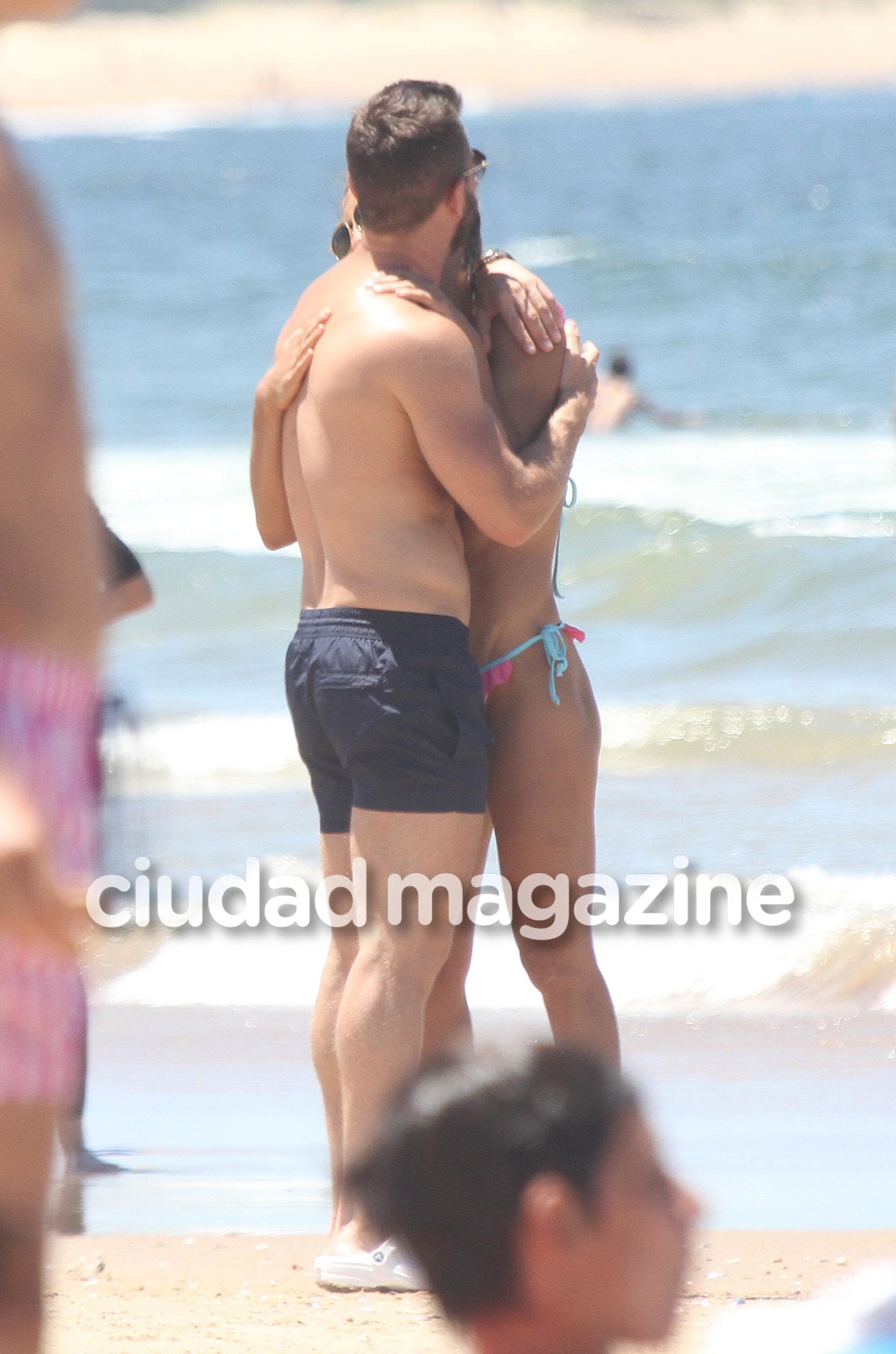 Cinthia Fernández y Martín Baclini, súper mimosos y enamorados en las playas de Punta del Este. (Foto: GM Press)