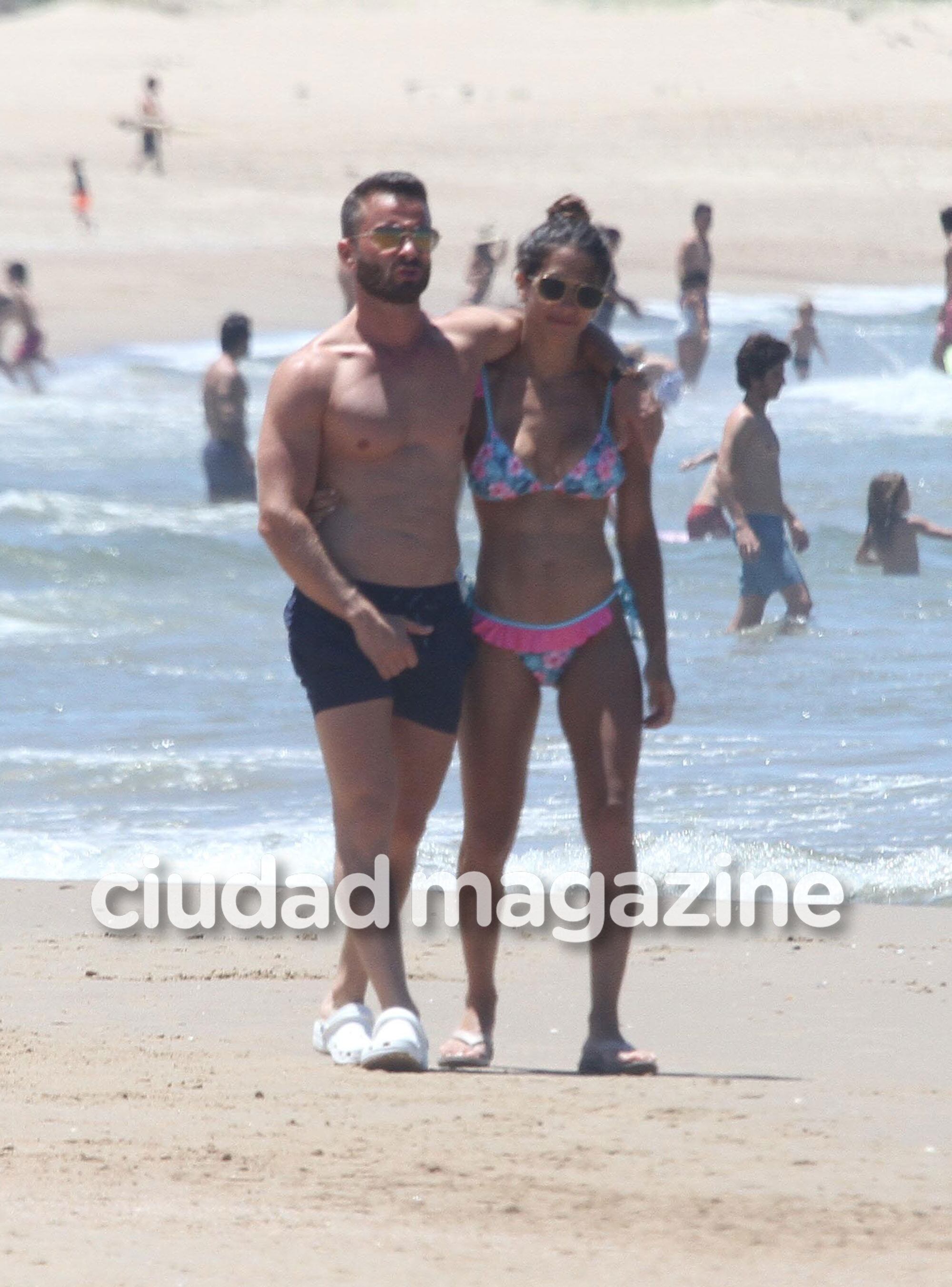 Cinthia Fernández y Martín Baclini, súper mimosos y enamorados en las playas de Punta del Este. (Foto: GM Press)