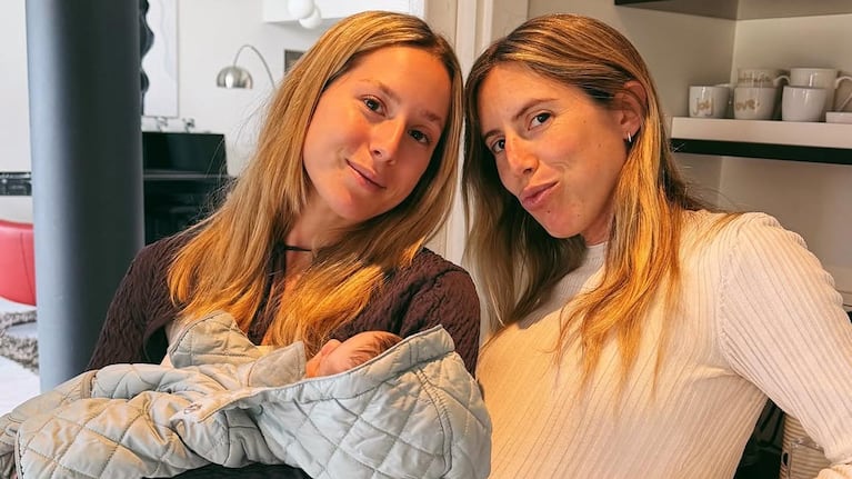 Clara Sarkany y su hermana, quien viajó especialmente desde España.
Fuente: Instagram @clarisarkany