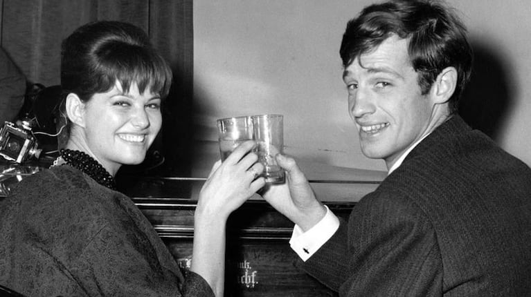 Claudia Cardinale y Jean Paul Belmondo el 3 de noviembre de 1960 en la Asociación de la Prensa Extranjera en Roma. (Foto AP/Mario Torrisi, Archivo)